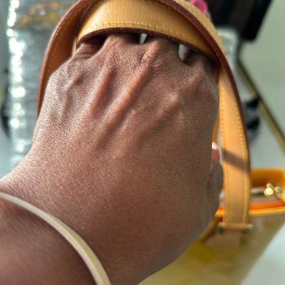 louis vuitton vernis in gold. - Picture 3 of 16
